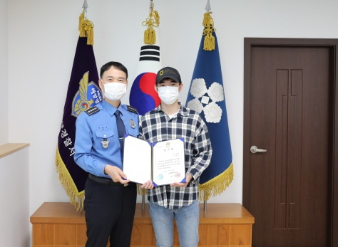 여수해경 하만식 서장이 2일 의인 이태규씨에 감사장을 전달하고 있다.