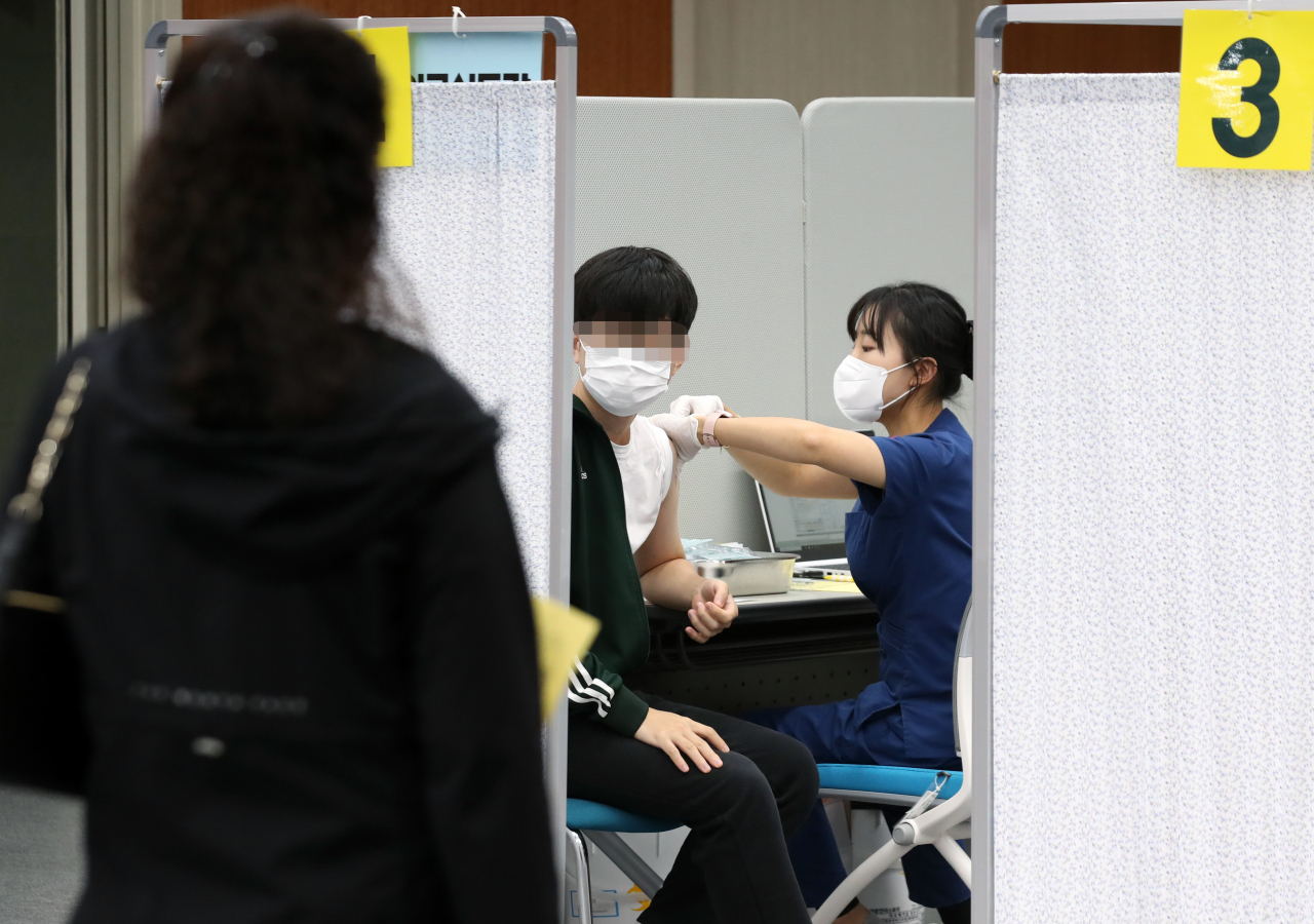 25일 광주 서구 농성동 한국건강관리협회 광주전남지부에서 시민들이 인플루엔자(독감) 예방 접종하고 있다. 연합뉴스