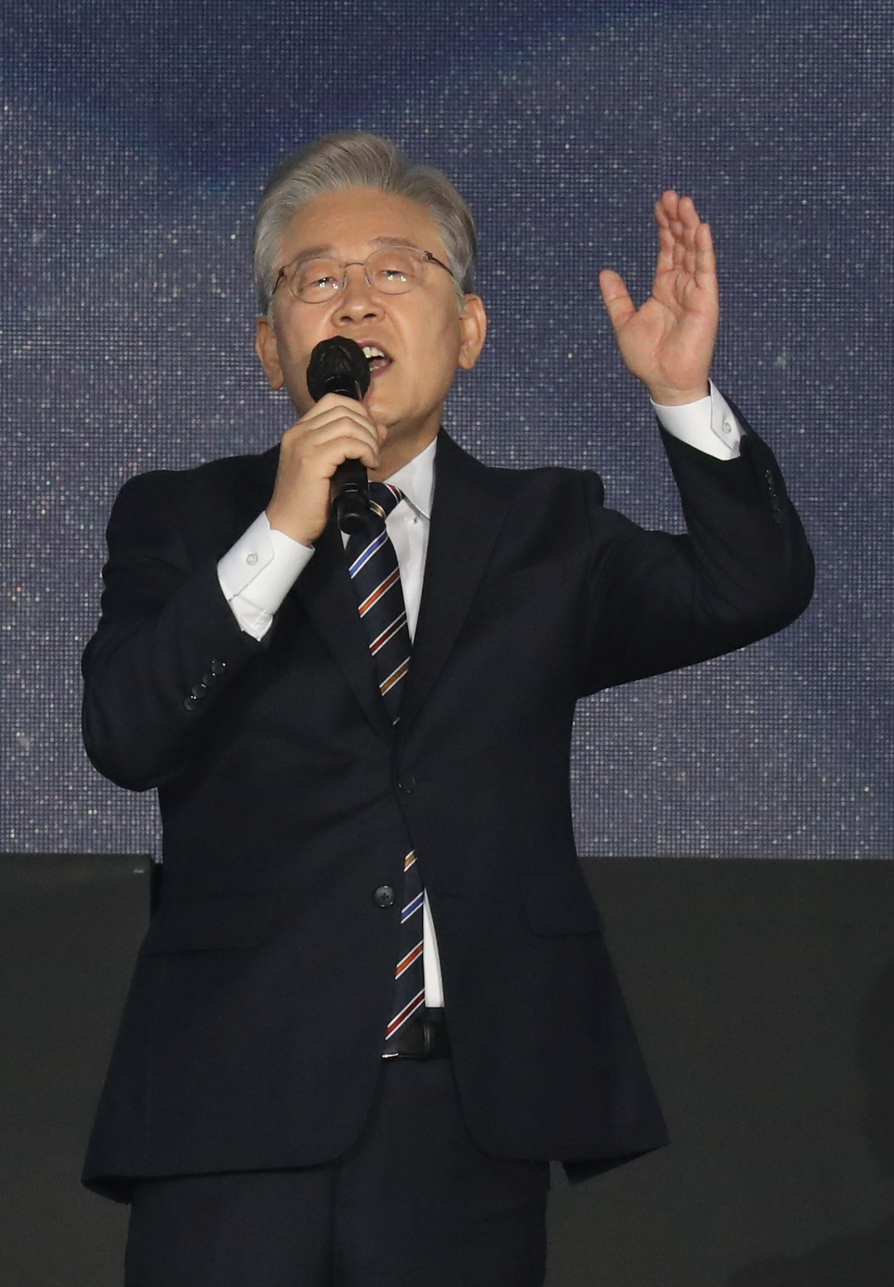 이재명 더불어민주당 대선 후보가 2일 서울 올림픽경기장 KSPO돔에서 열린 더불어민주당 제20대 대통령선거 선거대책위원회 출범식에서 연설하고 있다. [이상섭 기자]