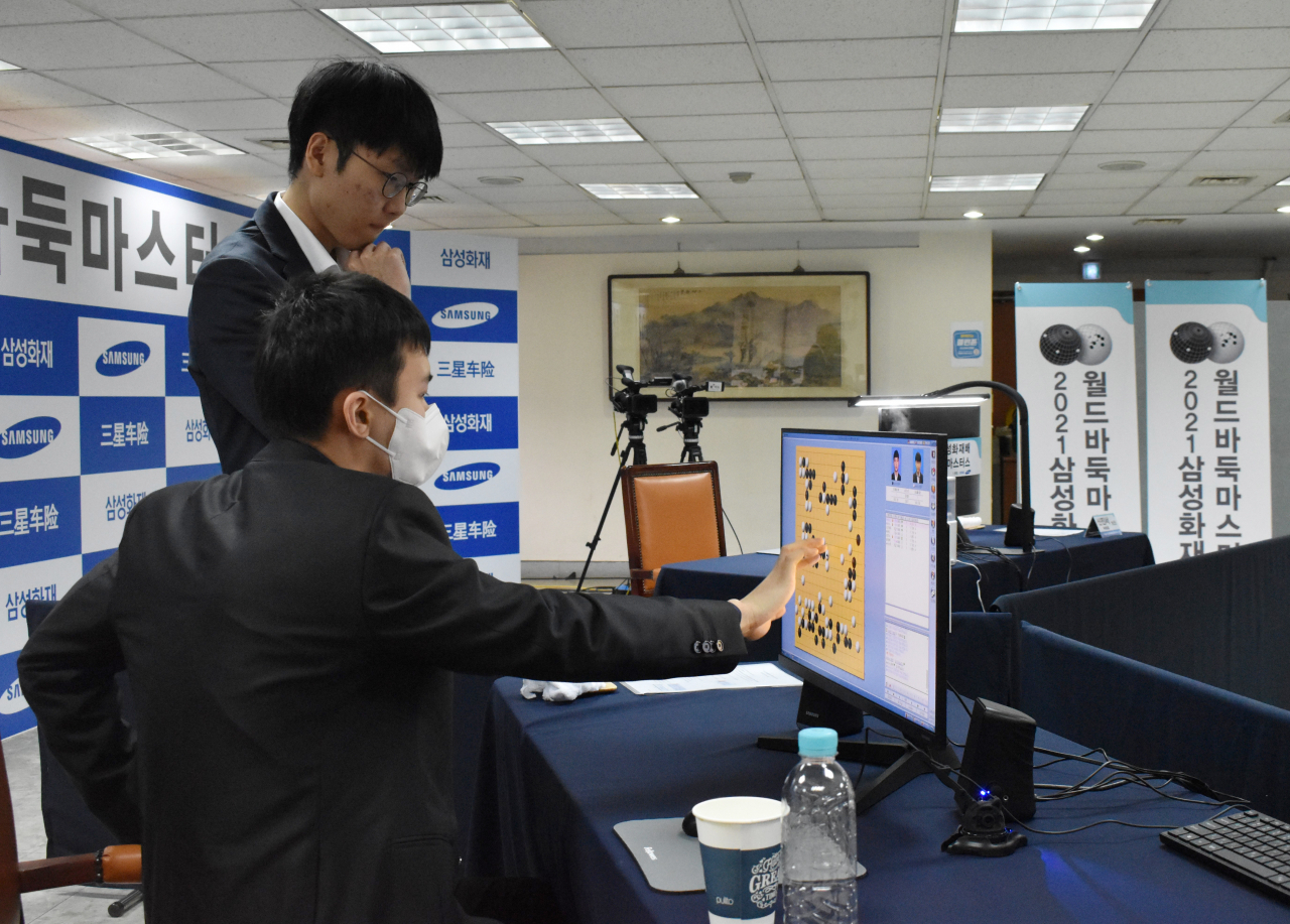 결승 2국 직후 신진서(위)가 박정환에게 다가와 대국 내용을 복기하는 모습.[한국기원 제공]