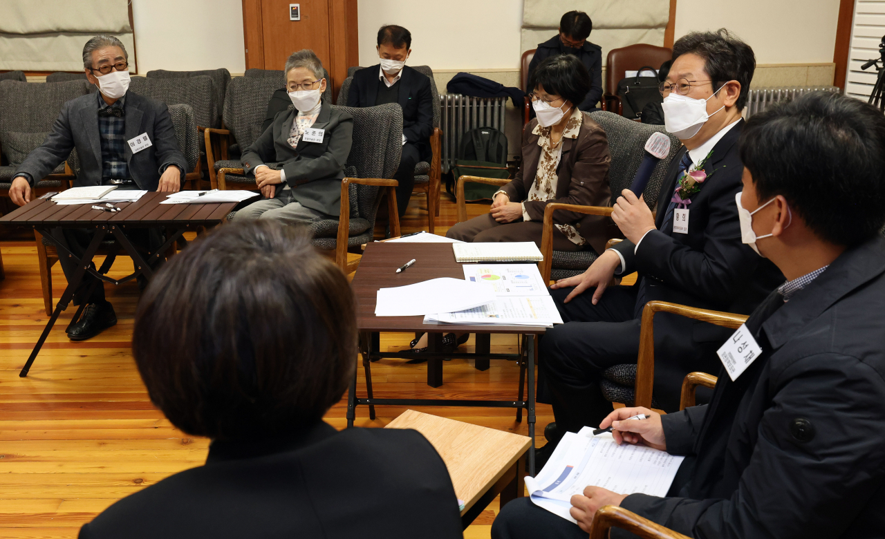 황희 문화체육관광부 장관이 2일 서울 종로구 OCI미술관에서 (사)한국사립미술관협회 미술관 관장과 간담회를 갖고 애로사항 등 미술관계에 대한 의견을 나누고 있다. [문체부 제공]
