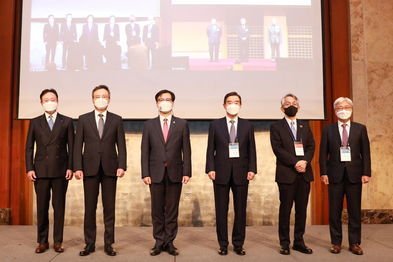 2일 한일 양국을 화상으로 연결해 열린 제53회 한일경제인회의 개회식에 참석한 이휘령 세아제강㈜ 부회장, 장동현 SK㈜ 사장, 여한구 산업통상자원부 통상교섭본부장, 김윤 한일경제협회 회장(한국 단장), 아이보시 코이치 주한일본대사, 이인용 삼성전자 사장(왼쪽부터). [삼양홀딩스 제공]