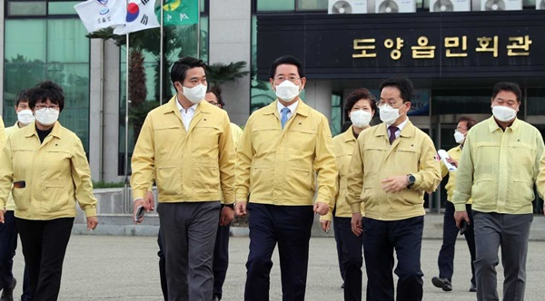 김영록 전남지사(가운데)가 2일 코로나19 확진자가 다수 발생한 고흥군 도양읍(녹동항)을 찾고 있다.