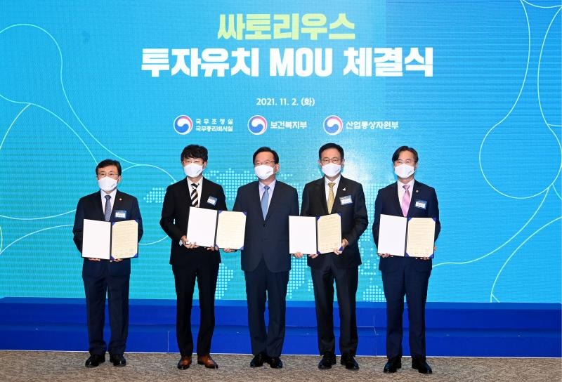 2일 서울 소공동 포스트타워에서 열린 '싸토리우스 투자유치 MOU 체결식'에서 권덕철 보건복지부장관〈사진 왼쪽부터〉, 싸토리우스코리아바이오텍 김덕상 대표, 김부겸 국무총리, 박남춘 인천시장, 박진규 산업통상자원부 제1차관이 기념촬영을 하고 있다.