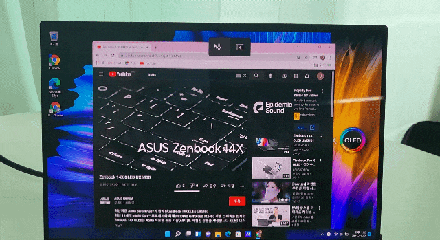 에이수스 젠북 14X OLED. 메인 디스플레이의 인터넷 창을 터치 스크린으로 이동시켜 재생하는 모습. [박지영기자/park.jiyeong@]