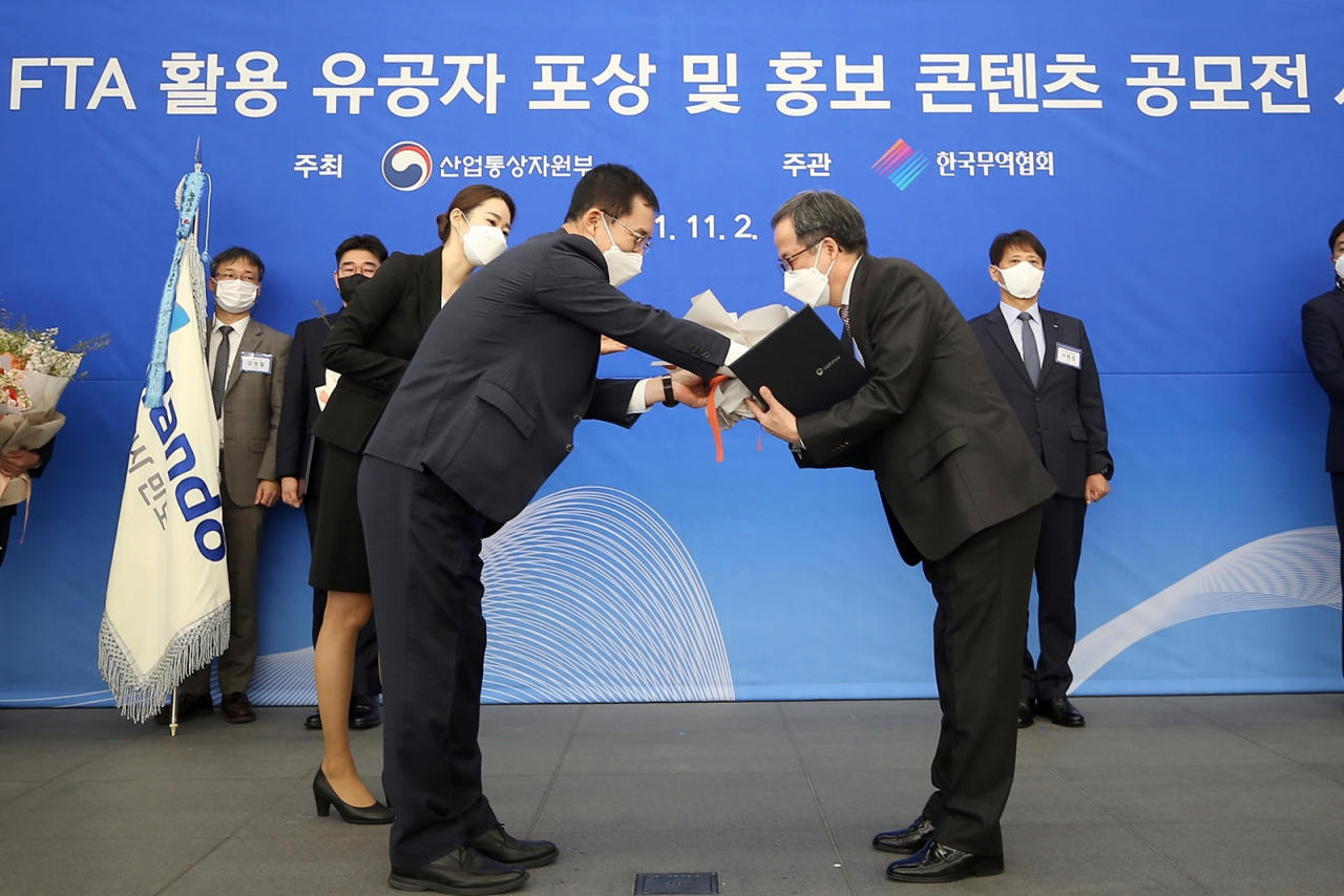 고광필 강원랜드 경영지원본부장(사진 오른쪽)이 문동민 산업부 무역투자실장으로 부터 FTA 활용 동반성장 특별유공 단체 부문 산업통상자원부장관 표창을 받고 있다.
