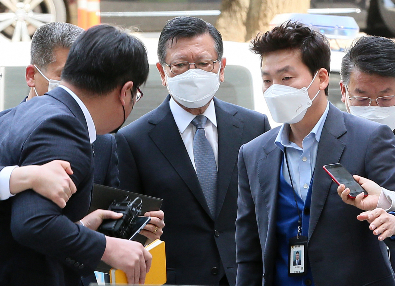 ‘계열사 부당지원’ 의혹을 받는 박삼구 전 금호아시아나그룹 회장이 지난 5월 12일 오전 서초구 서울중앙지법에 열린 영장실질심사에 출석하고 있다. [연합]