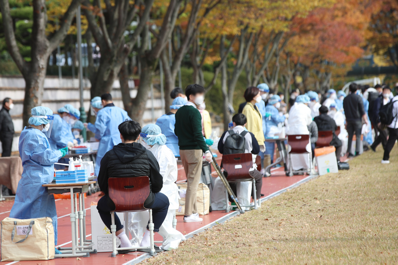 2일 오후 확진자가 발생한 광주 남구 한 고등학교에서 전교생을 대상으로 진단 검사가 진행되고 있다. 이날 광주에선 초·중·고교 학생이 잇따라 확진 판정을 받았다. [연합]