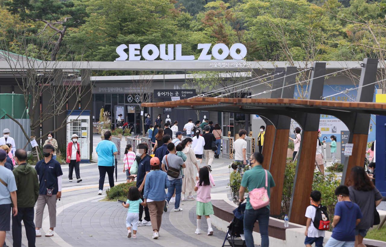 4일 오전 과천 서울대공원에서 시민들이 동물원으로 입장하고 있다. 연합뉴스