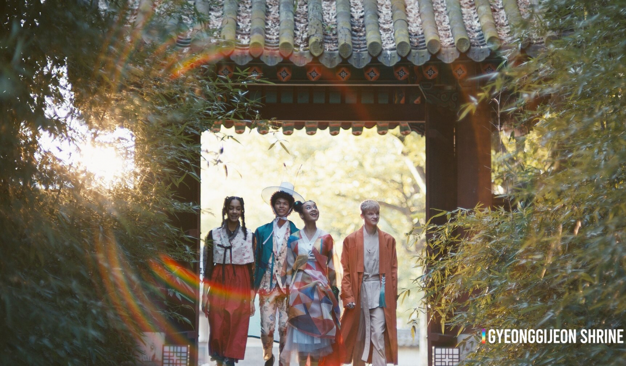 조선힙합 가락을 타고 전주 경기전에 등장한 외국인 여행자들.