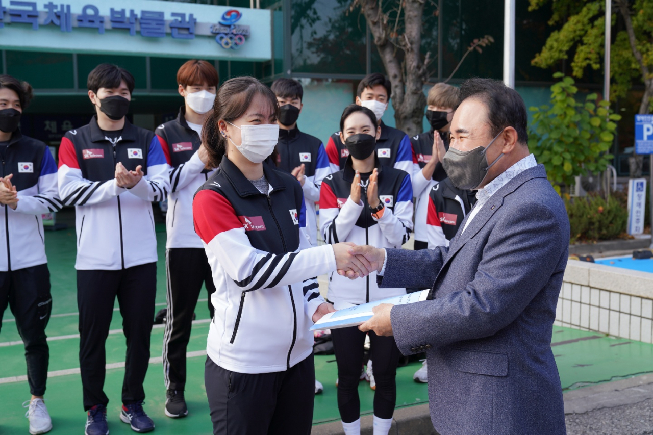 윤홍근 제너시스 BBQ 그룹 윤홍근 회장이 스피드 스케이팅 선수단에게 격려의 말을 전하고 있다. [제너시스 BBQ 제공]