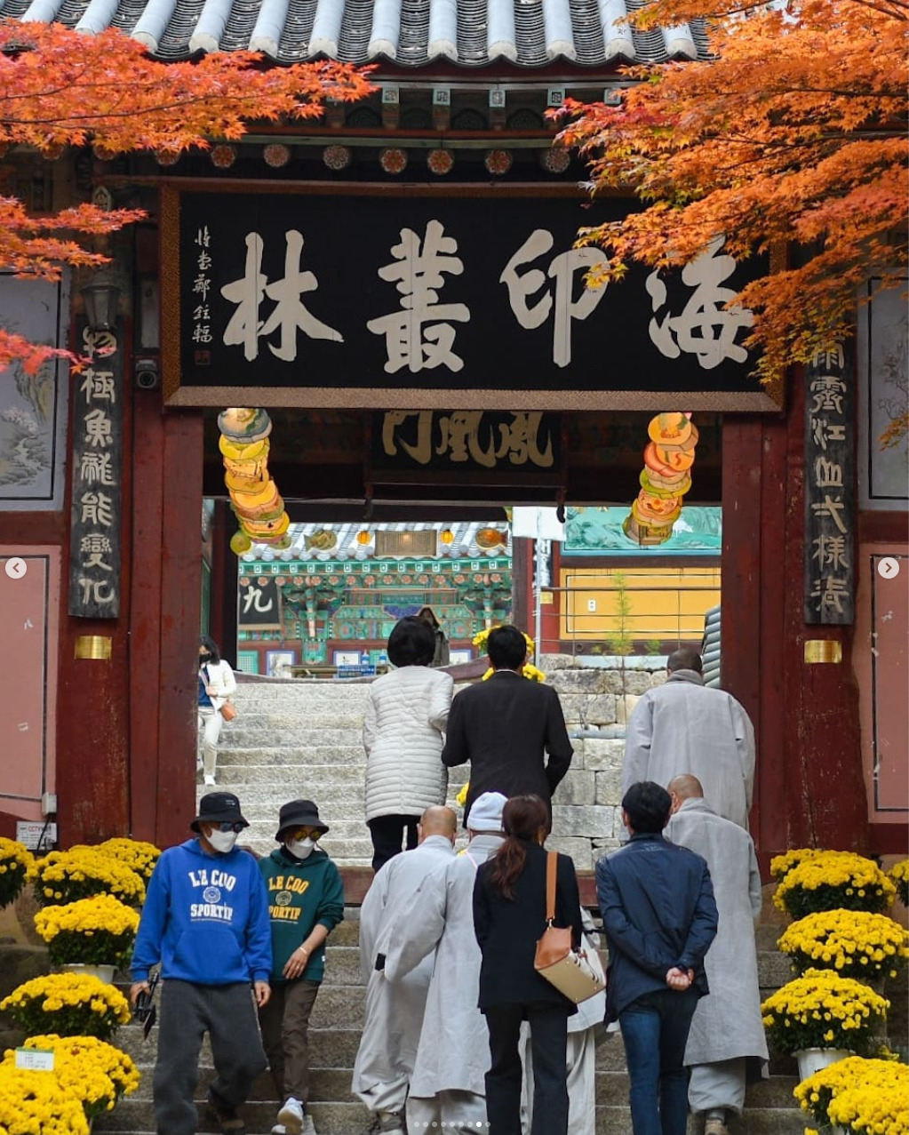 이재용 부회장이 지난 1일 홍라희 전 리움미술관장과 경남 합천군 해인사를 방문하는 모습[출처 인스타그램]