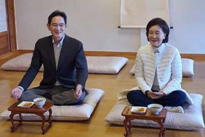 이재용 삼성전자 부회장과 모친 홍라희 전 리움미술관장이 지난 1일 경남 합천군 해인사를 찾아 방장스님 퇴설당에서 차담을 나누고 있다. [해인사 제공]