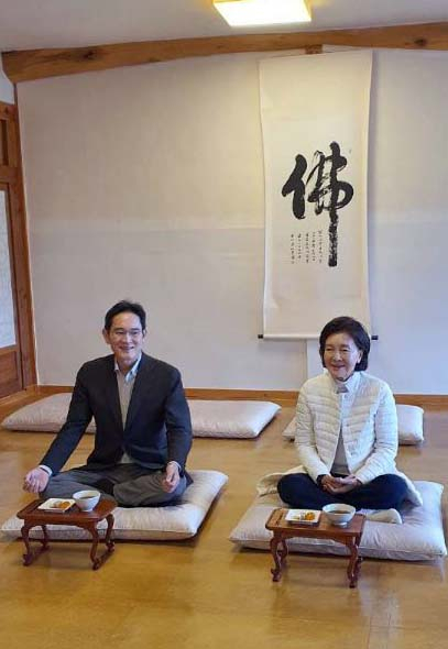 이재용 삼성전자 부회장과 모친 홍라희 전 리움미술관장이 지난 1일 경남 합천군 해인사를 찾아 방장스님 퇴설당에서 차담을 나누고 있다. [해인사 제공]