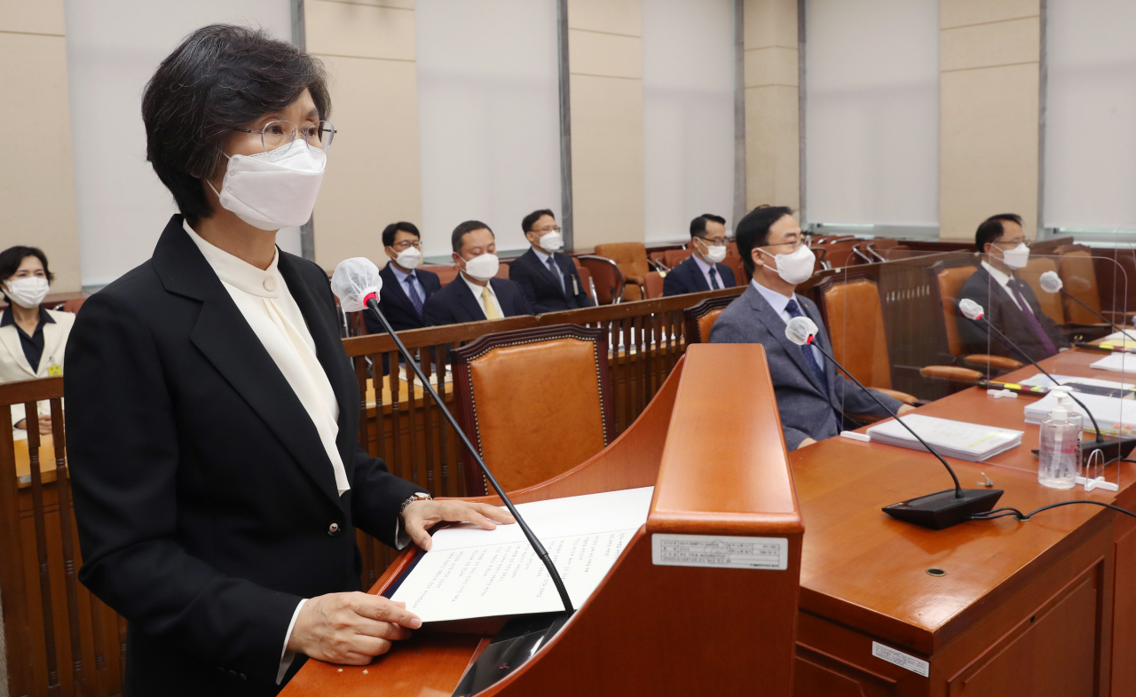 노정희 중앙선거관리위원장이 지난달 8일 서울 여의도 국회에서 열린 행정안전위원회의 중앙선거관리위원회에 대한 국정감사에 출석, 인사말을 하고 있다. [연합]