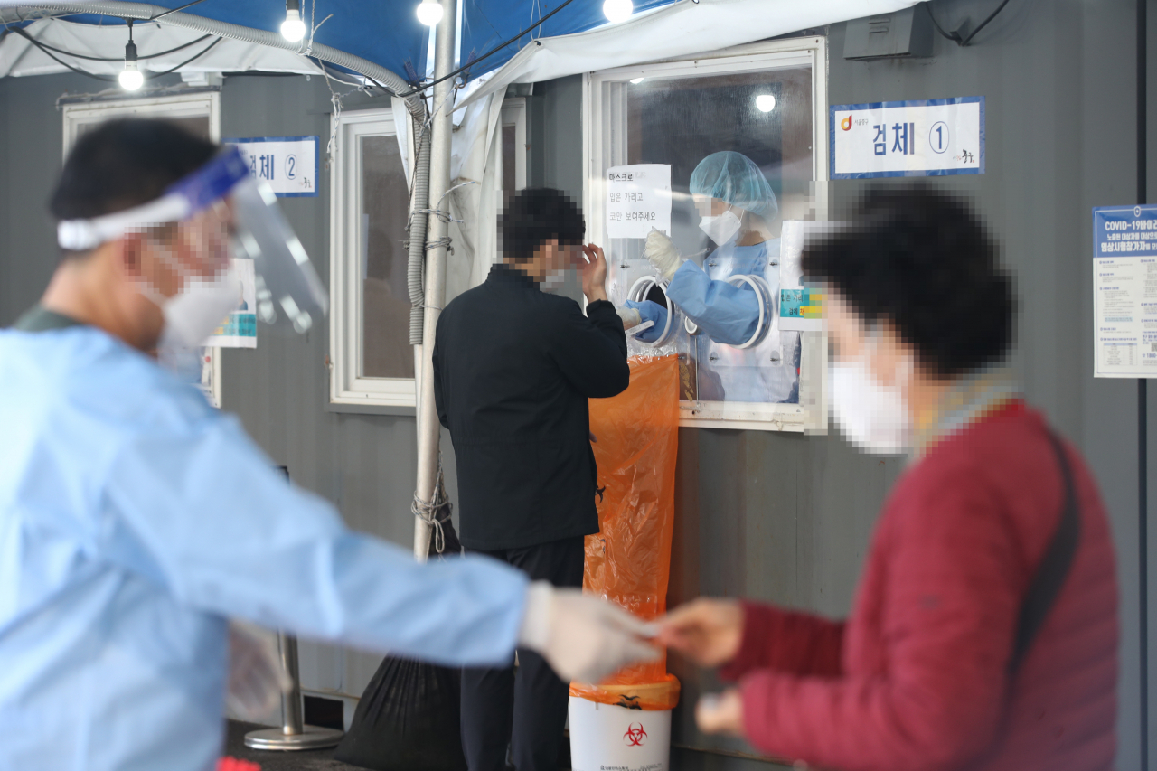 지난 2일 오전 서울역광장에 설치된 임시선별검사소에서 한 시민이 코로나19 검사를 받고 있다. [연합]