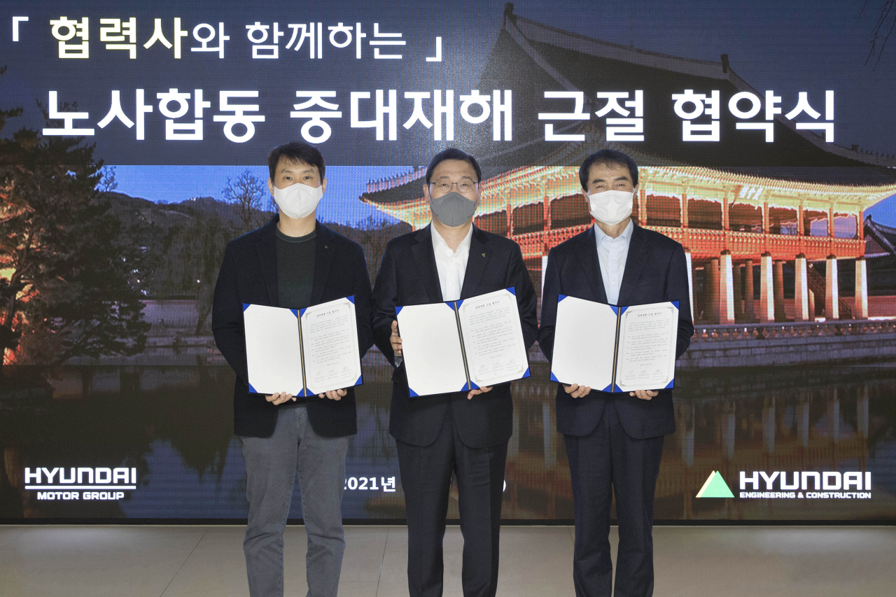 지난 2일 서울 종로구 계동에 위치한 현대건설 사옥에서 김준호 노조위원장(왼쪽부터), 윤영준 현대건설 대표이사, 김형진 대아이앤씨 대표이사가 노사합동 중대재해 근절 협약식을 진행하고 있다. [현대건설 제공]