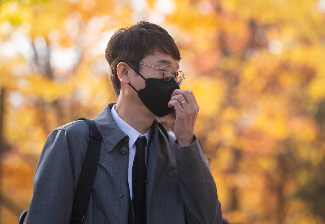 이른바 '고발 사주' 의혹 사건과 관련해 정치권 창구로 지목된 국민의힘 김웅 의원이 3일 오전 조사를 받기 위해 정부과천청사 고위공직자범죄수사처로 들어서고 있다. 김 의원은 지난해 4월 손준성 당시 대검찰청 수사정보정책관과 공모해 두 차례에 걸쳐 여권 인사들에 대한 고발을 사주한 혐의를 받는다. [연합]