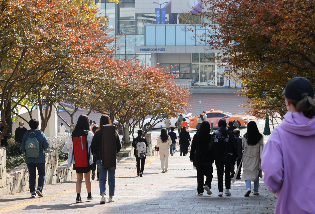 지난 2일 오후 서울 용산구 숙명여자대학교 제1캠퍼스에서 학생들이 이동하고 있다. [연합]