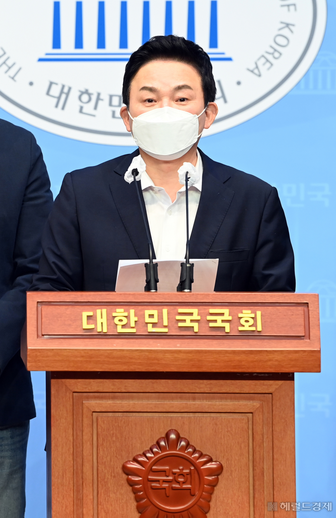 국민의힘 대권주자인 원희룡 전 제주지사가 3일 오전 서울 여의도 국회 소통관에서 소상공인 대표 경찰 조사 관련 기자회견을 하고 있다. 이상섭 기자
