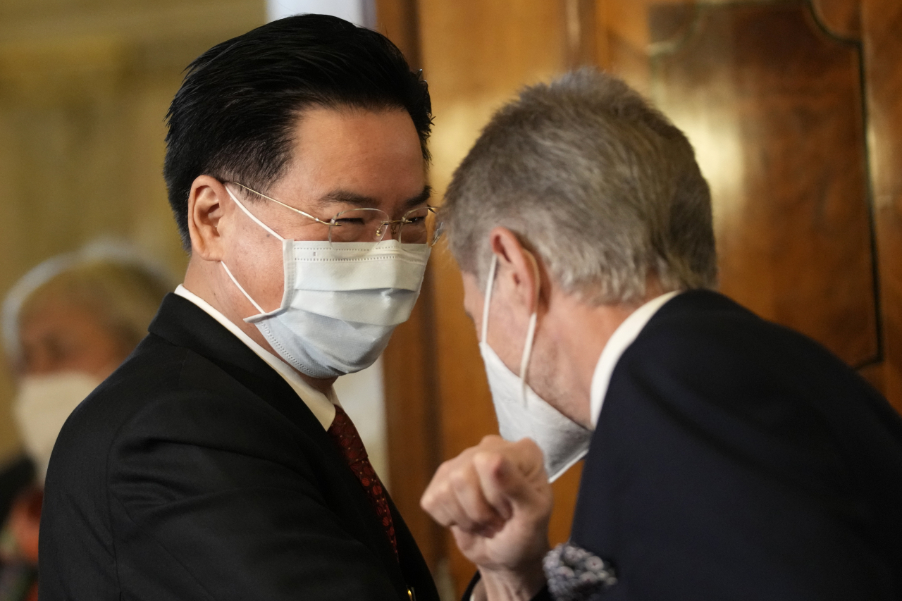 밀로시 비스트르칠 체코 상원의장이 지난달 대만을 방문해 우자오셰 대만 외교장관과 만나 대만 지지 의사를 표하고 있다. [AP]