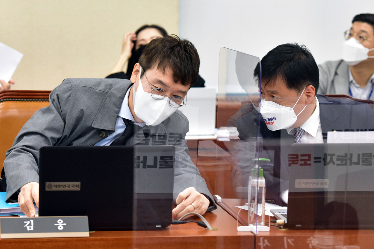 국민의힘 김웅 의원이 지난달 20일 국회에서 열린 환경노동위원회의 환경부·기상청 종합국감에서 박대수 의원과 대화하고 있다. [연합]