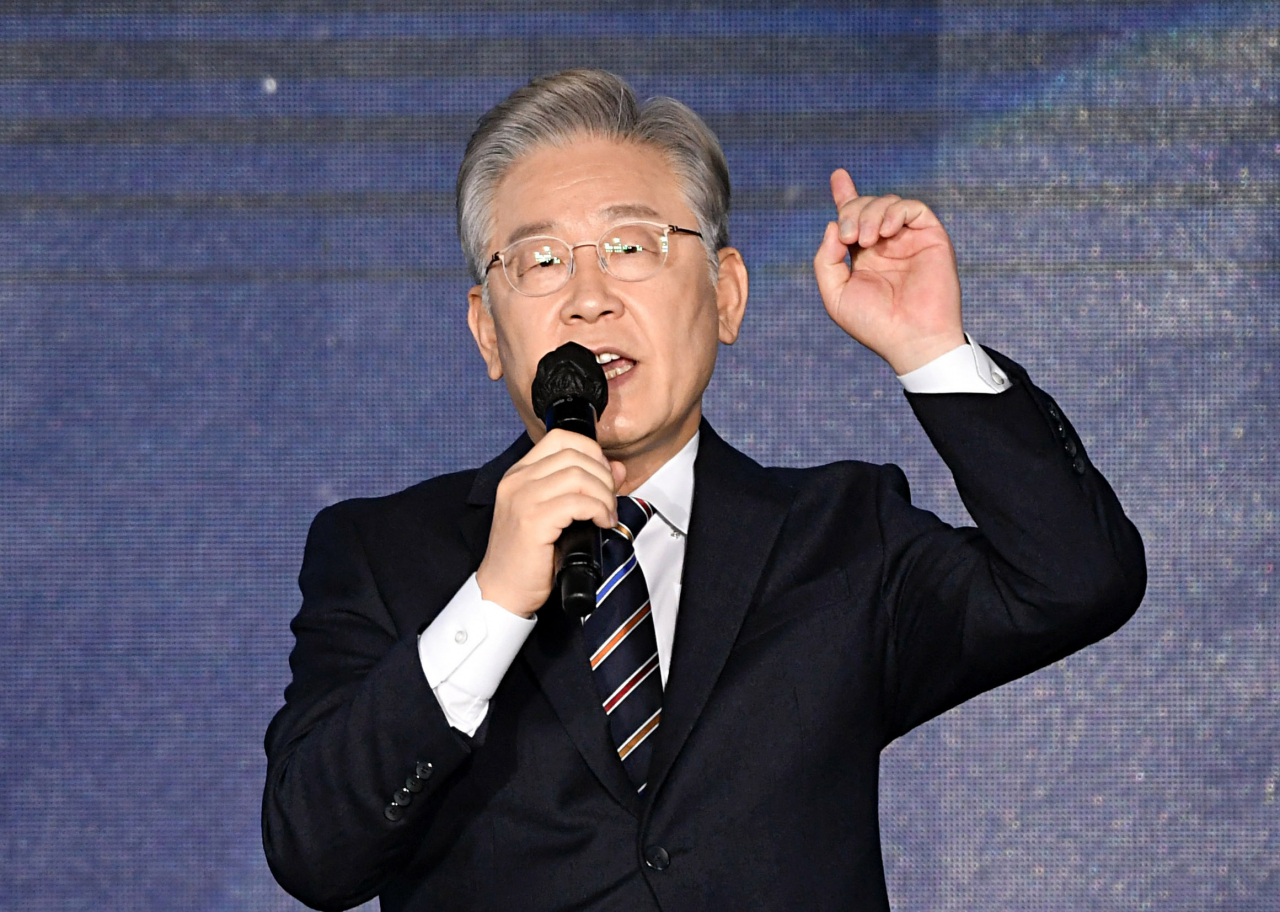 더불어민주당 이재명 대선후보가 지난 2일 오후 서울 송파구 올림픽경기장 KSPO돔에서 열린 더불어민주당 제20대 대통령선거 선거대책위원회 출범식에서 연설하고 있다. [연합]