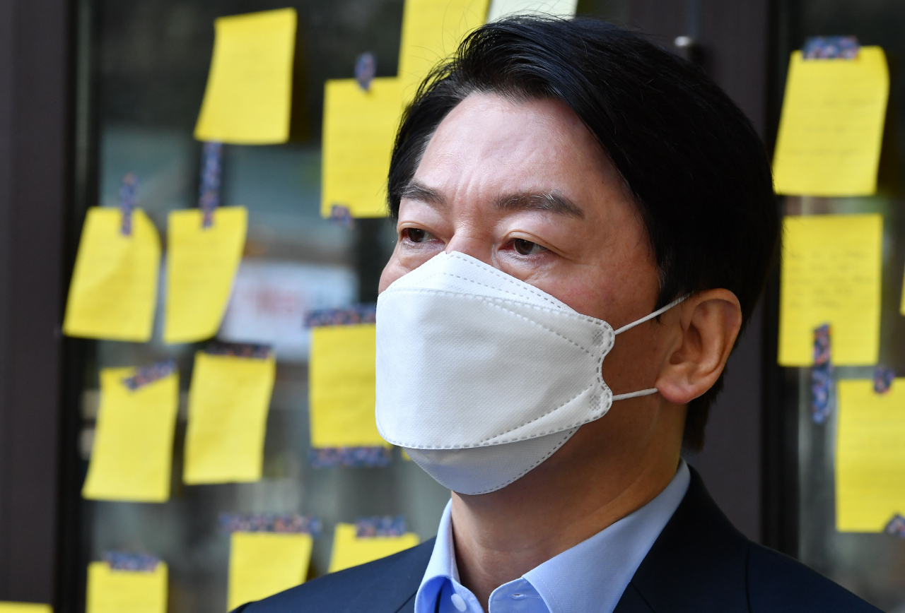 대선 출마를 선언한 국민의당 안철수 대표가 2일 오전 코로나19에 따른 생활고로 세상을 떠난 자영업자가 운영하던 서울 마포구 호프집을 추모 방문해 발언하고 있다.[연합]