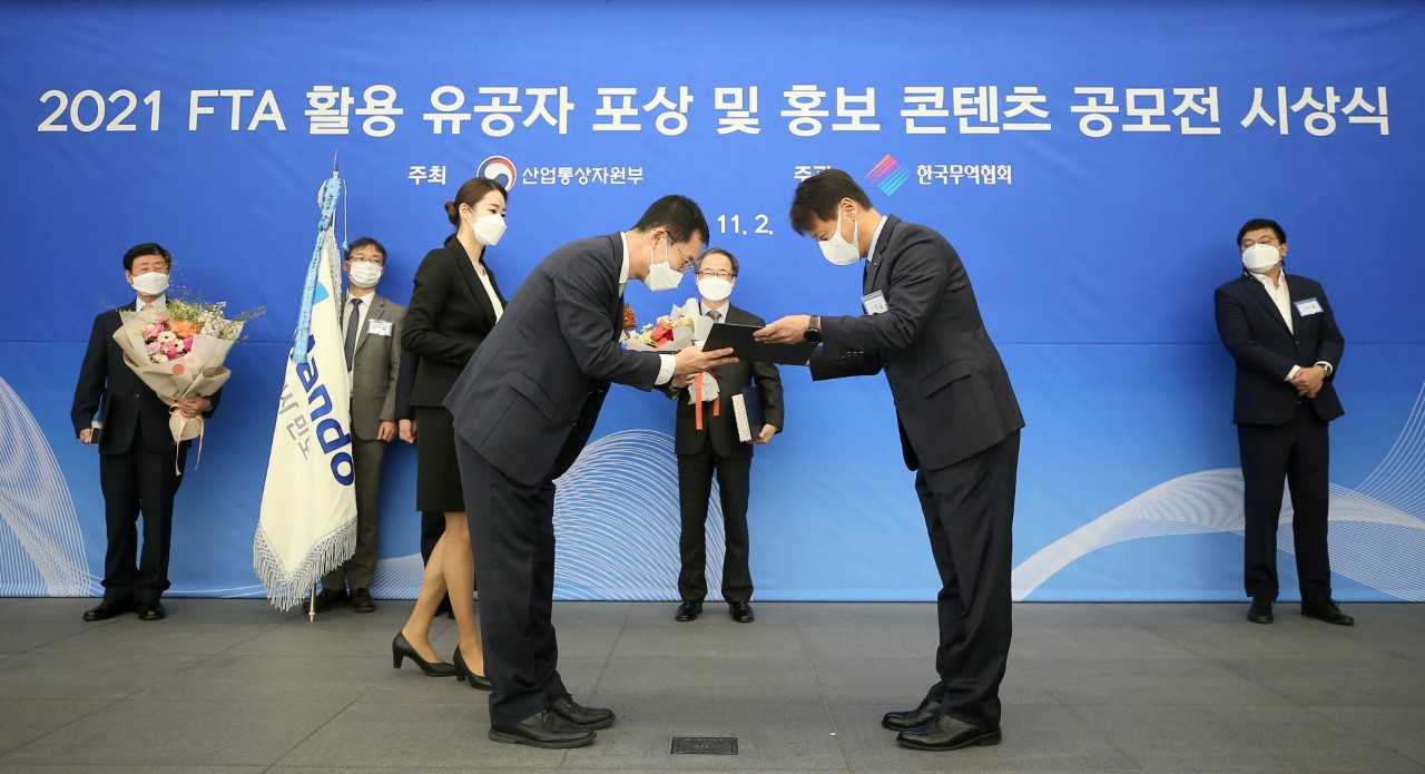 이원섭 홈앤쇼핑 부사장(오른쪽)이 지난 2일 한국무역센터 열린 2021년도 대·중소기업 동반성장 유공 포상에서 동반성장 FTA활용 부문 산업통상자원부장관 표창을 수상하고 있다.[홈앤쇼핑 제공]