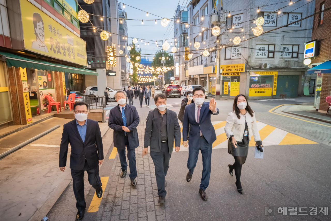 이정훈(왼쪽 두번째) 강동구청장이 지난 2일 야간경관개선을 위해 명리단길 내 상가 밀집 이면도로에 디자인 조명으로 야간경관 특화거리 점등식 후 명리단길을 둘러보고 있다. 명리단길은 명일역과 고덕로38길 일대 약 100여 개의 점포가 형성돼 있는 거리로 상권 활성화에 대한 주민과 상인의 기대가 높은 지역이다. [강동구 제공]