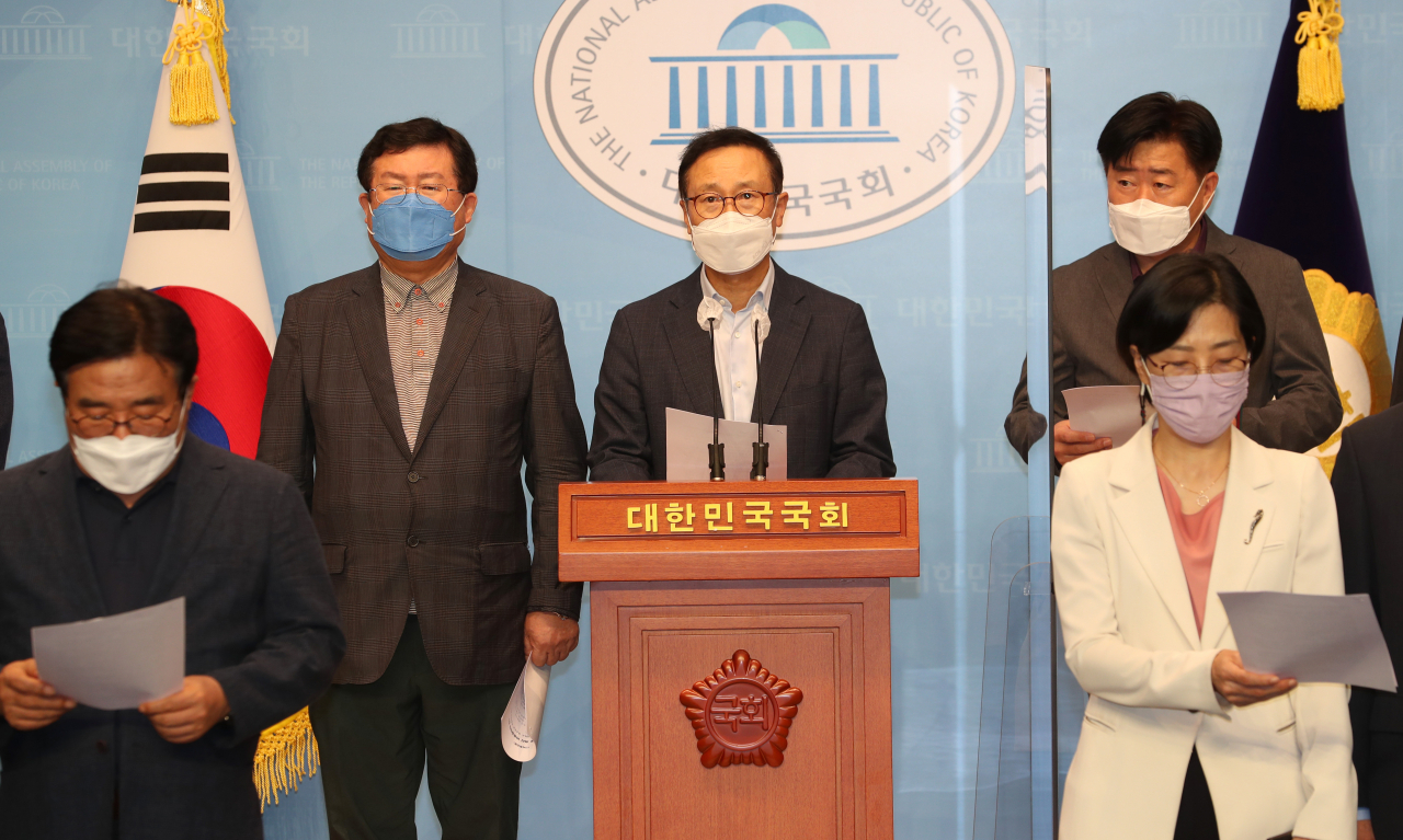 더불어민주당 이낙연 캠프 홍영표 공동선대위원장 등 캠프 의원들이 지난 10월 11일 국회 소통관에서 기자회견을 열고 “민주당 선거관리위원회와 지도부의 경선 결과 발표는 명백히 당헌·당규에 위배된다”고 주장했다. [연합]