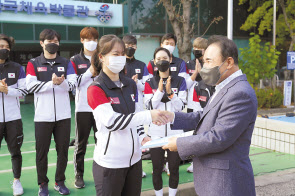 윤홍근 제너시스 BBQ 그룹 윤홍근 회장이 스피드 스케이팅 선수단에게 격려의 말을 전하고 있다. [제너시스 BBQ 제공]