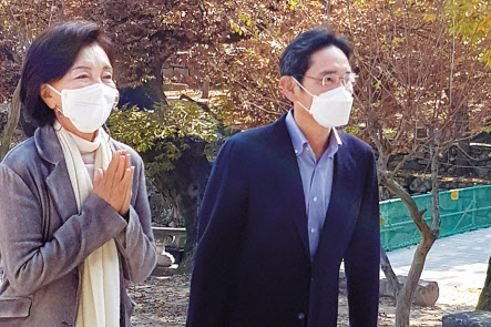 이재용 부회장이 지난 1일 홍라희 전 리움미술관장과 경남 합천군 해인사를 방문하는 모습(위쪽). 지난 2일 오전 경남 양산 통도사를 찾은 이재용 부회장과 홍라희 전 리움미술관장. [인스타그램·연합 제공]