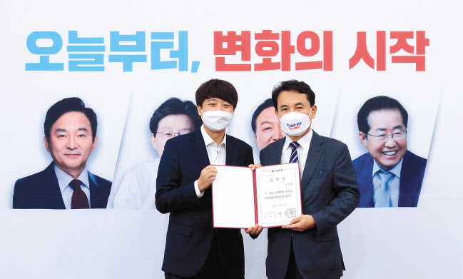 이준석 국민의힘 대표가 3일 국회에서 열린 ‘이재명 비리 국민검증특별위원회’임명장 수여식에서 김진태 위원장과 함께 기념촬영을 하고 있다. 이상섭 기자