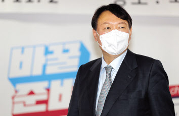 국민의힘 대선경선 주자인 윤석열 전 검찰총장이 2일 청주시 흥덕구 국민의힘 충북도당 사무실에서 열린 충북 선대위 임명장 수여식에 참석하고 있다. [연합]