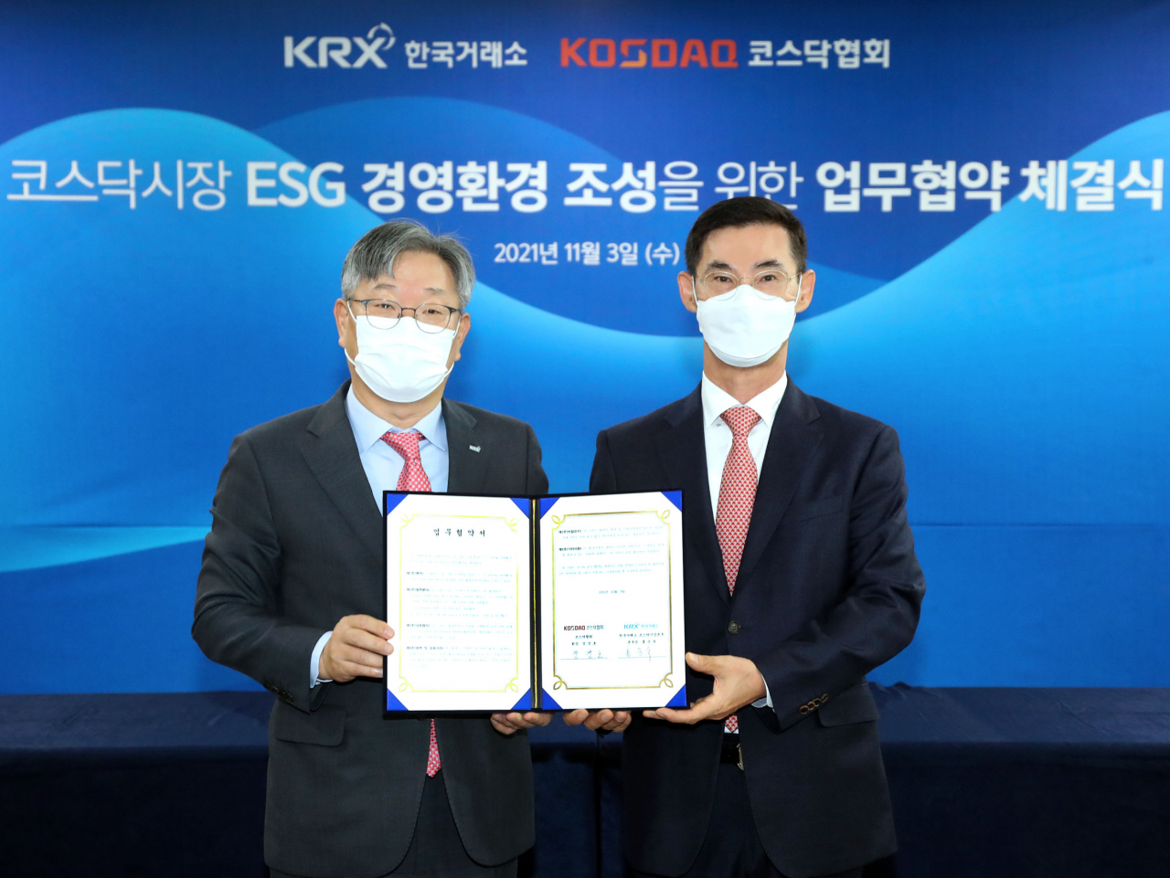 한국거래소와 코스닥협회는 3일 오전10시 30분 한국거래소 서울사옥에서 코스닥시장의 ESG 경영환경 조성을 위한 업무협약 체결식을 개최했다.왼쪽부터 홍순욱 한국거래소 코스닥시장본부장, 장경호 코스닥협회 회장. [사진=코스닥협회]
