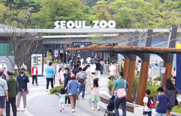 4일 오전 과천 서울대공원에서 시민들이 동물원으로 입장하고 있다. [연합]