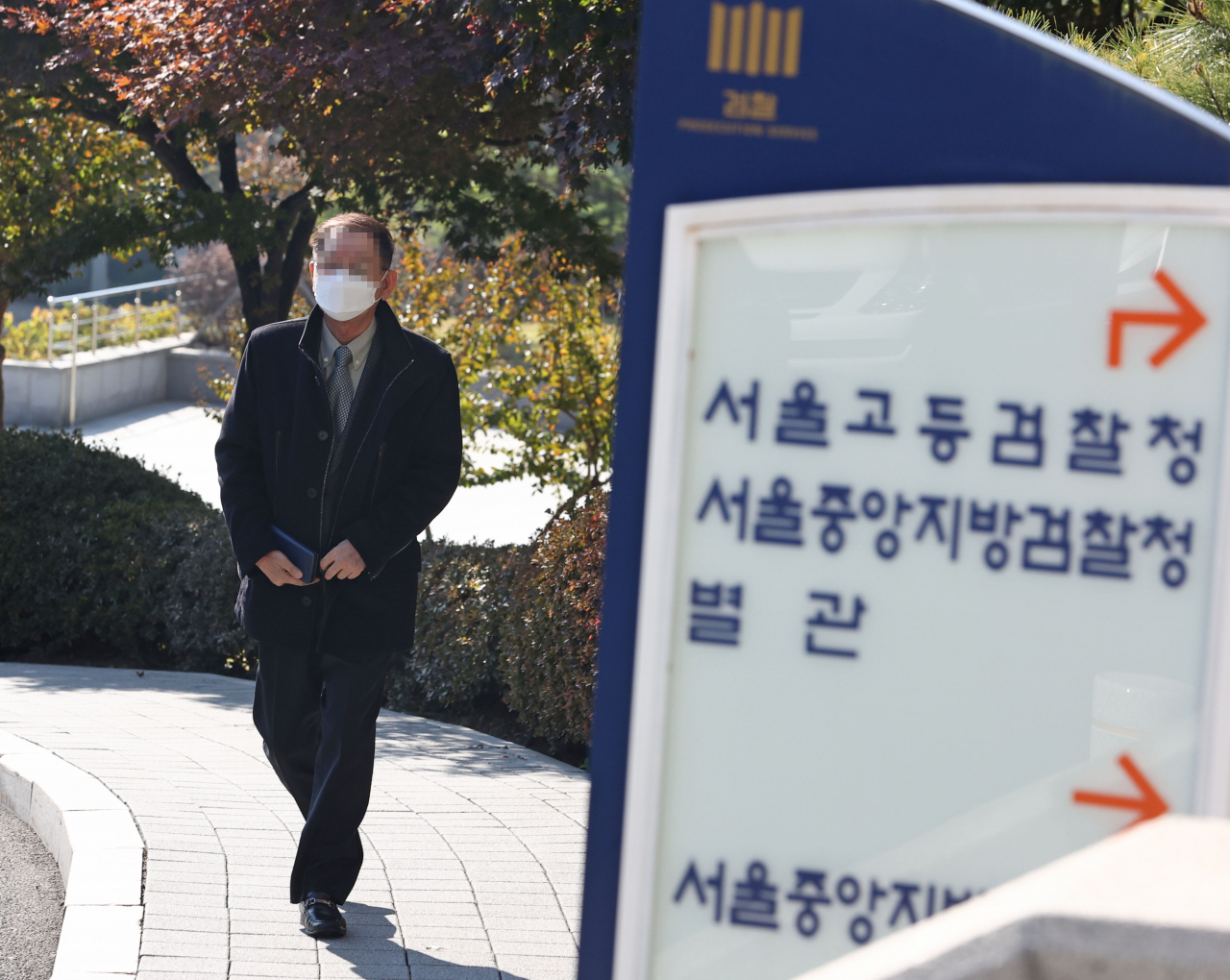 성남 대장동 개발 로비·특혜 의혹 사건과 관련해 검찰 조사를 받고 있는 황무성 성남도시개발공사 초대 사장이 지난달 24일 오후 참고인 신분으로 소환돼 서울 서초구 서울중앙지검에 들어서고 있다. [연합]