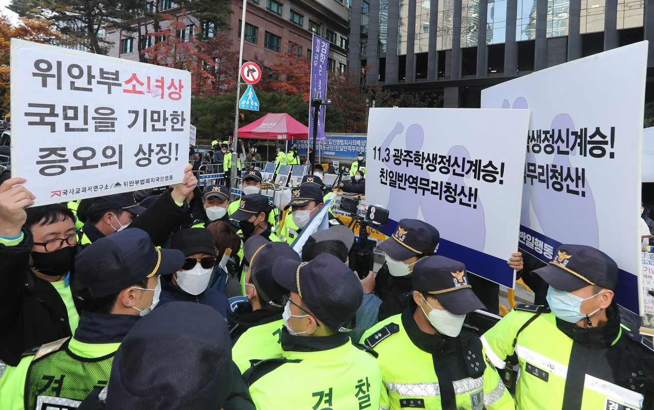 3일 서울 종로구 옛 일본대사관 앞에서 친인세력 청산을 주장하는 반일행동 집회와 보수 성향 단체인 자유연대의 집회가 동시에 열리고 있다. [연합]