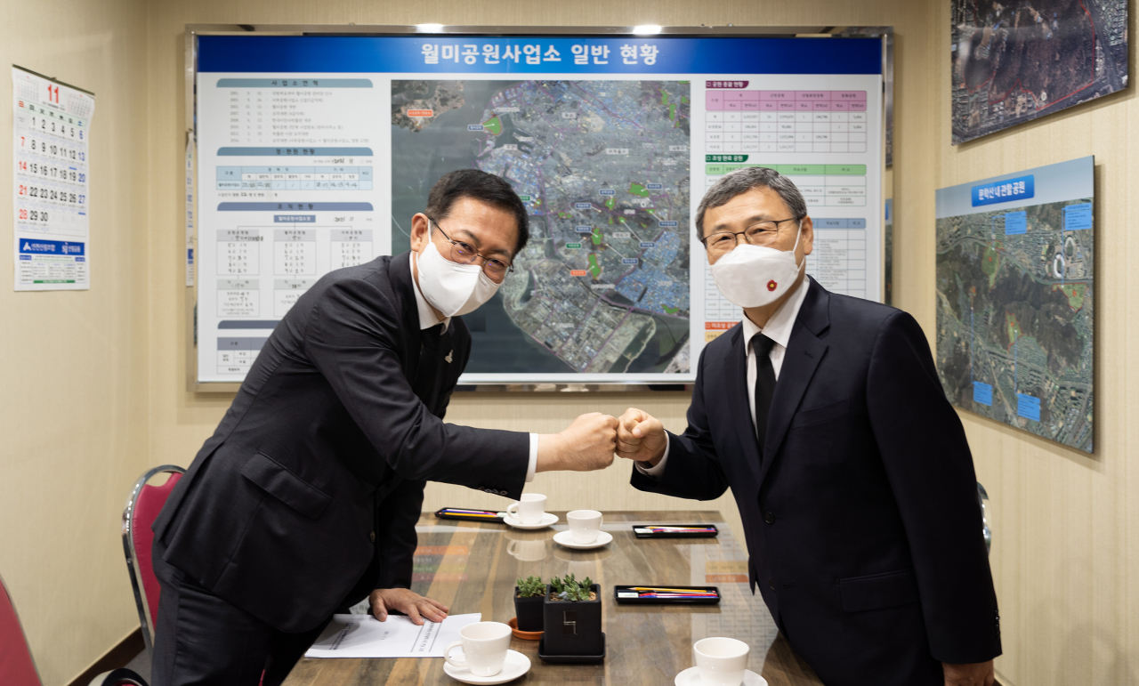 정근식(오른쪽) 진실·화해를위한과거사정리위원회(이하 진실화해위원회) 위원장과 박남춘 인천광역시장이 만나 과거사 진실규명 활동을 위해 협력하기로 했다. [진실·화해를위한과거사정리위원회 제공]