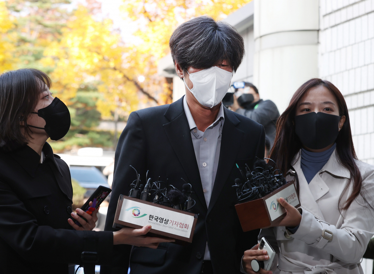 천화동인 4호 소유주인 남욱 변호사가 3일 오후 서울 서초구 서울중앙지법에서 열린 영장실질심사에 출석하기 위해 법정으로 향하고 있다. 연합뉴스
