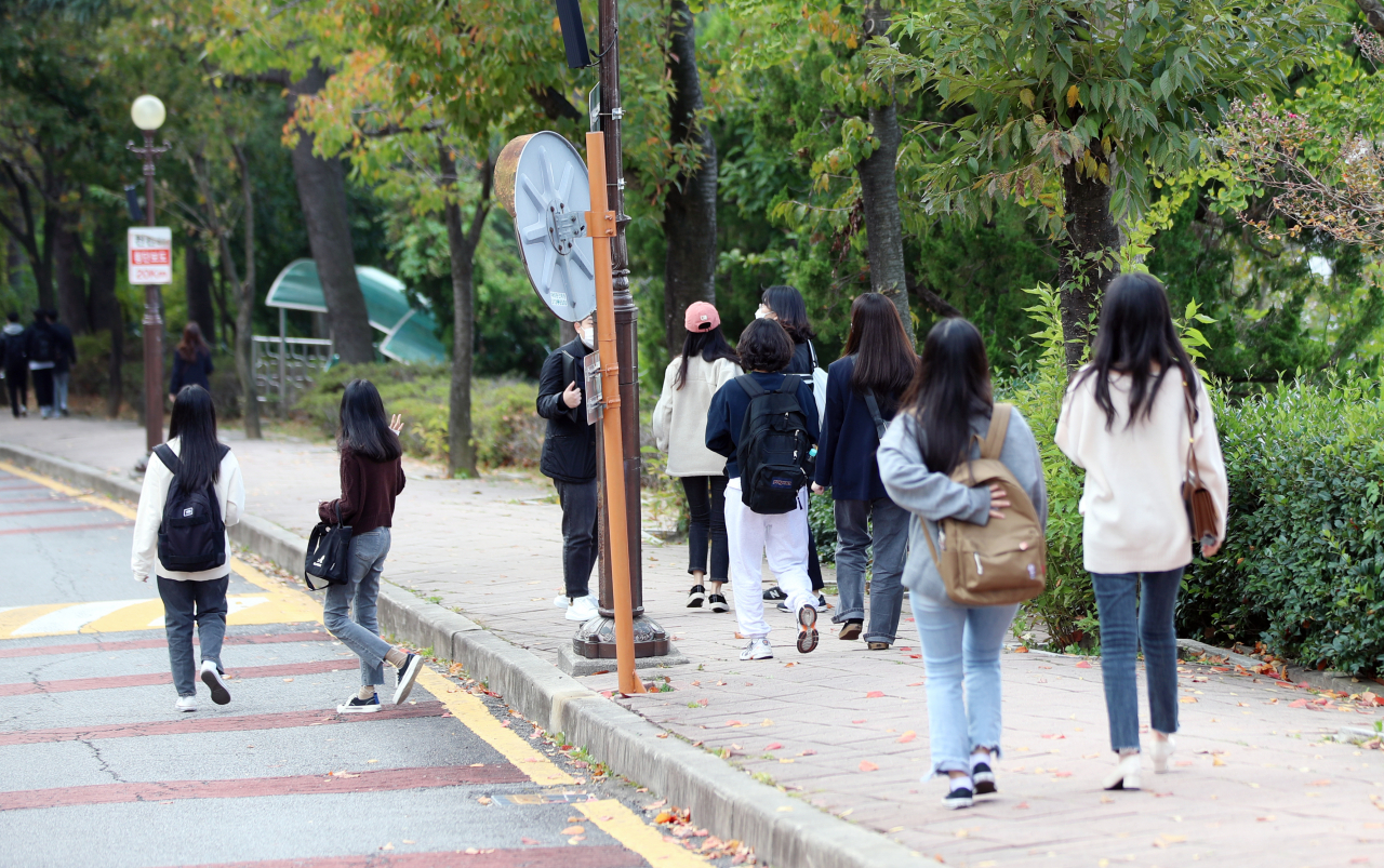 ‘위드 코로나(단계적 일상회복)’로 대학교에서 대면 수업 비중이 늘어나는 가운데, 학내 이용시설에 ‘백신패스’ 도입을 둘러싸고 논란이 일고 있다. 사진은 단계적 일상회복 이틀째인 지난 2일 오후 광주 동구 조선대학교 캠퍼스 학생들 모습. [연합]