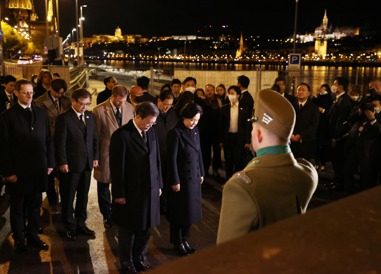 President Moon Jae-in and first lady Kim Jung-sook pay tribute to the victims of the 2019 boat sinking on the Danube River in Budapest on Tuesday. (Yonhap)