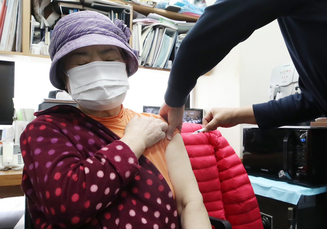 75세 이상 고령층·노인시설 이용자를 대상으로 한 신종 코로나바이러스 감염증(코로나19) 백신 추가접종(부스터샷)이 시작된 25일 서울 동작구의 한 의원에서 시민이 추가접종을 받고 있다. 연합뉴스
