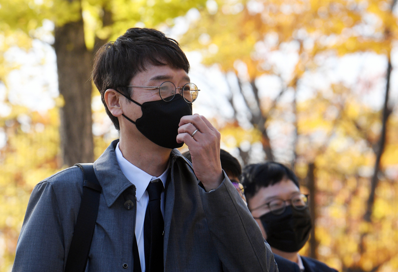 이른바 '고발 사주' 의혹 사건과 관련해 정치권 창구로 지목된 국민의힘 김웅 의원이 3일 오전 조사를 받기 위해 정부과천청사 고위공직자범죄수사처로 들어서며 취재진의 질문에 답하고 있다. 김 의원은 지난해 4월 손준성 당시 대검찰청 수사정보정책관과 공모해 두 차례에 걸쳐 여권 인사들에 대한 고발을 사주한 혐의를 받는다. [연합]