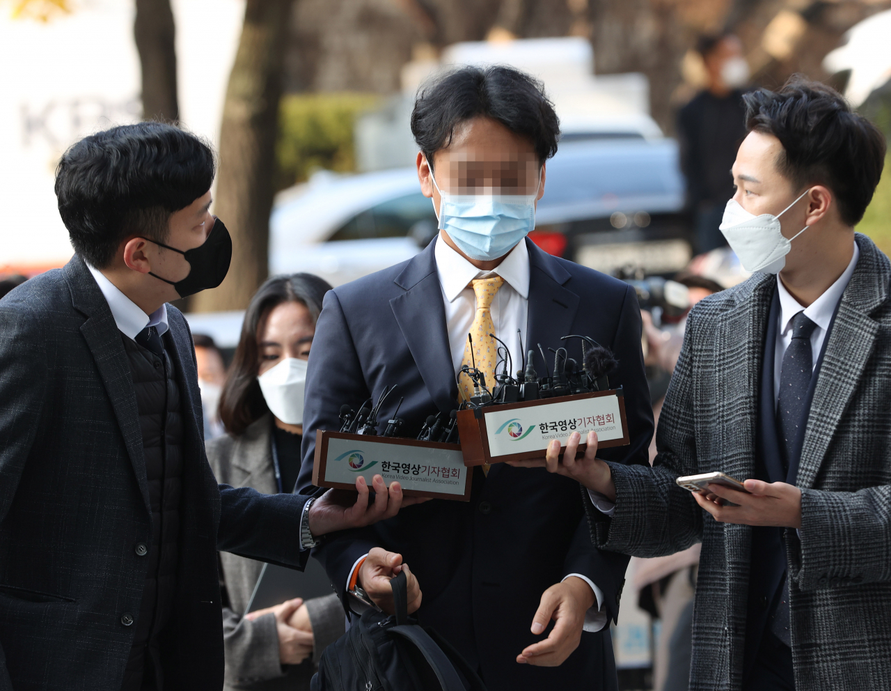 성남도시개발공사 전략사업실장을 지낸 정민용 변호사가 3일 오후 서울 서초구 서울중앙지법에서 열린 영장실질심사에 출석하기 위해 법정으로 향하고 있다. 연합뉴스