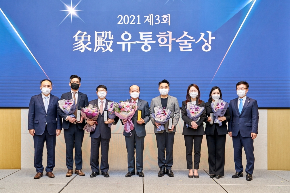 3일 '제3회 상전유통학술상' 시상식에서 강희태 롯데 유통 BU장(오른쪽에서 첫번째)과 정연승 한국유통학회장(왼쪽에서 첫번째)이 수상자들과 단체 기념 촬영을 하고 있다. 왼쪽부터 정연승 한국유통학회장, 송상화 교수, 박철 교수, 이수동 교수, 서용구 교수, 최정혜 교수, 이승민 교수, 강희태 롯데 유통 BU장.[롯데쇼핑 제공]