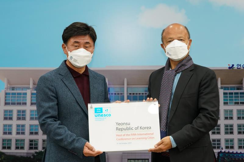 고남석 인천시 연수구청장〈사진 왼쪽〉이 ICLC 성공 개최로 UIL공로패를 수상했다.
