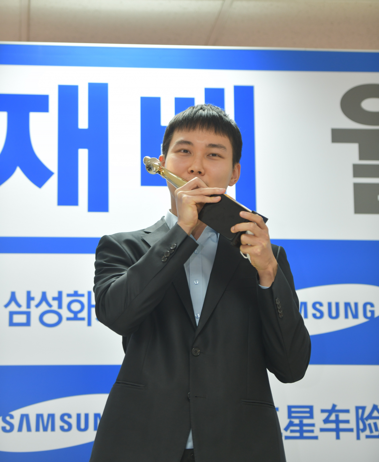 우승트로피에 입 맞추는 박정환 9단.[한국기원 제공]