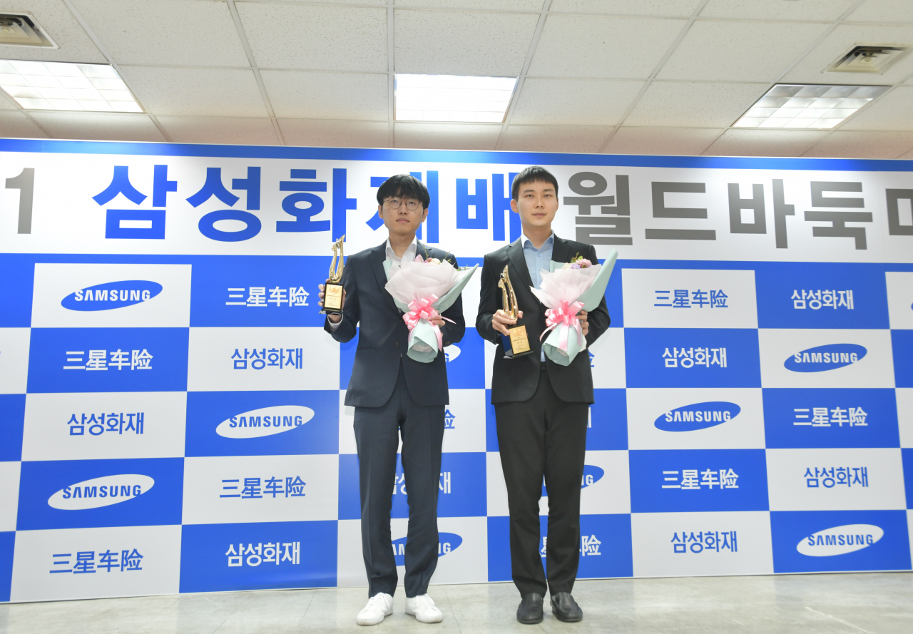 우승한 박정환 9단(오른쪽)과 준우승한 신진서 9단.[한국기원 제공]